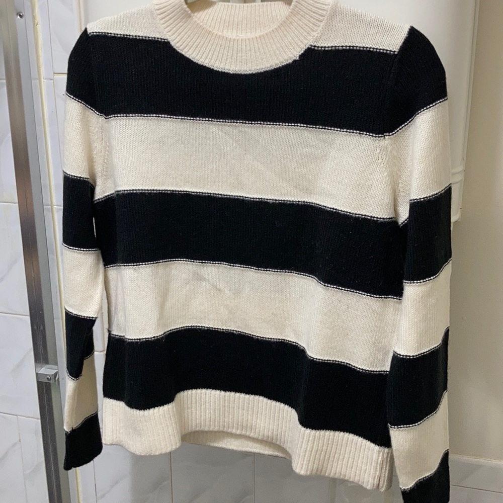 Banana Republic Crew Neck. Black and white striped